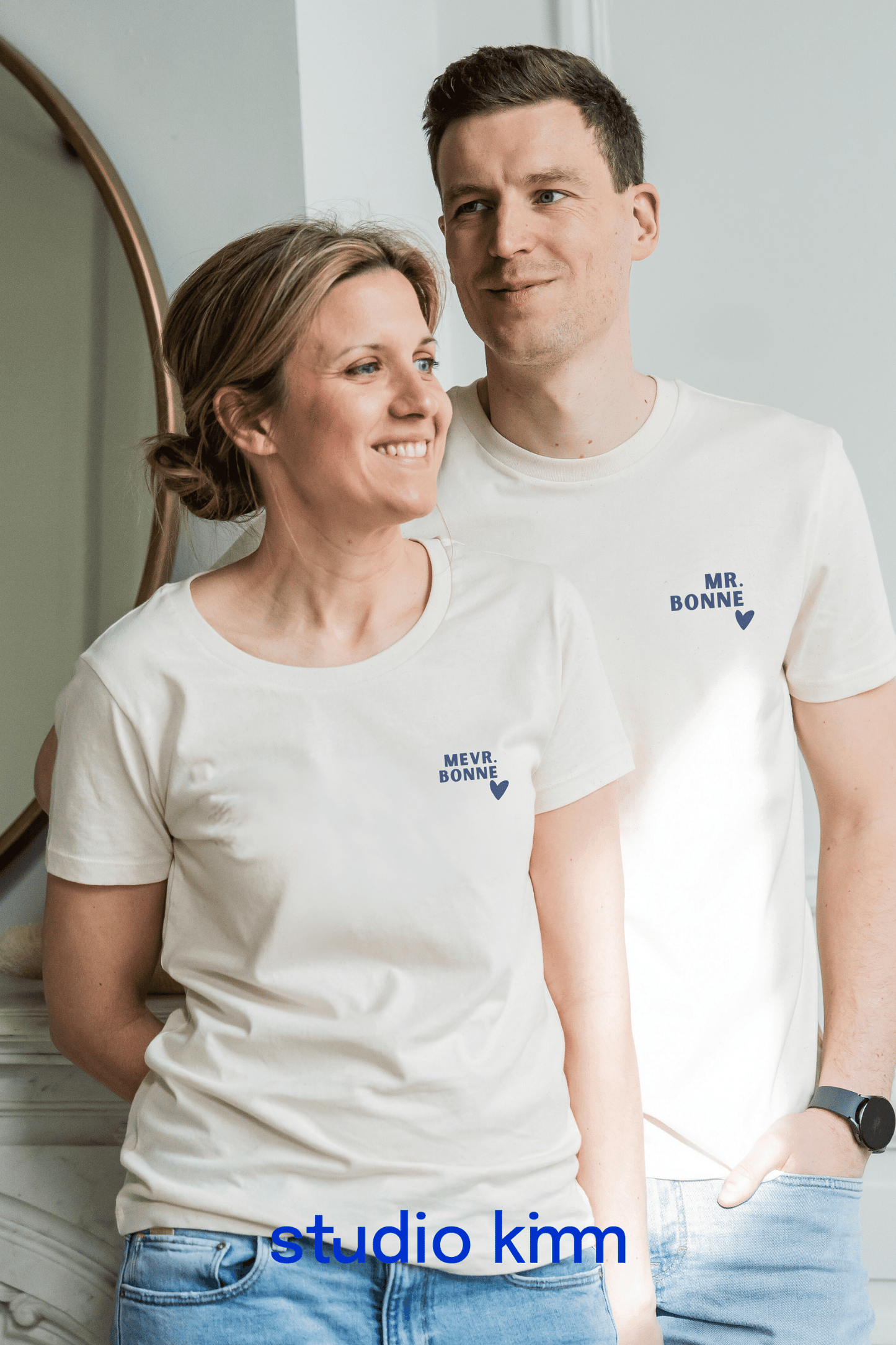 koppel met T-shirt gepersonaliseerd met namen