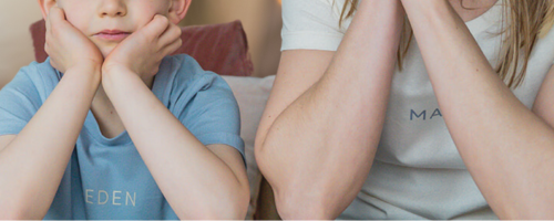 Kind en mama met gepersonaliseerde T-shirts