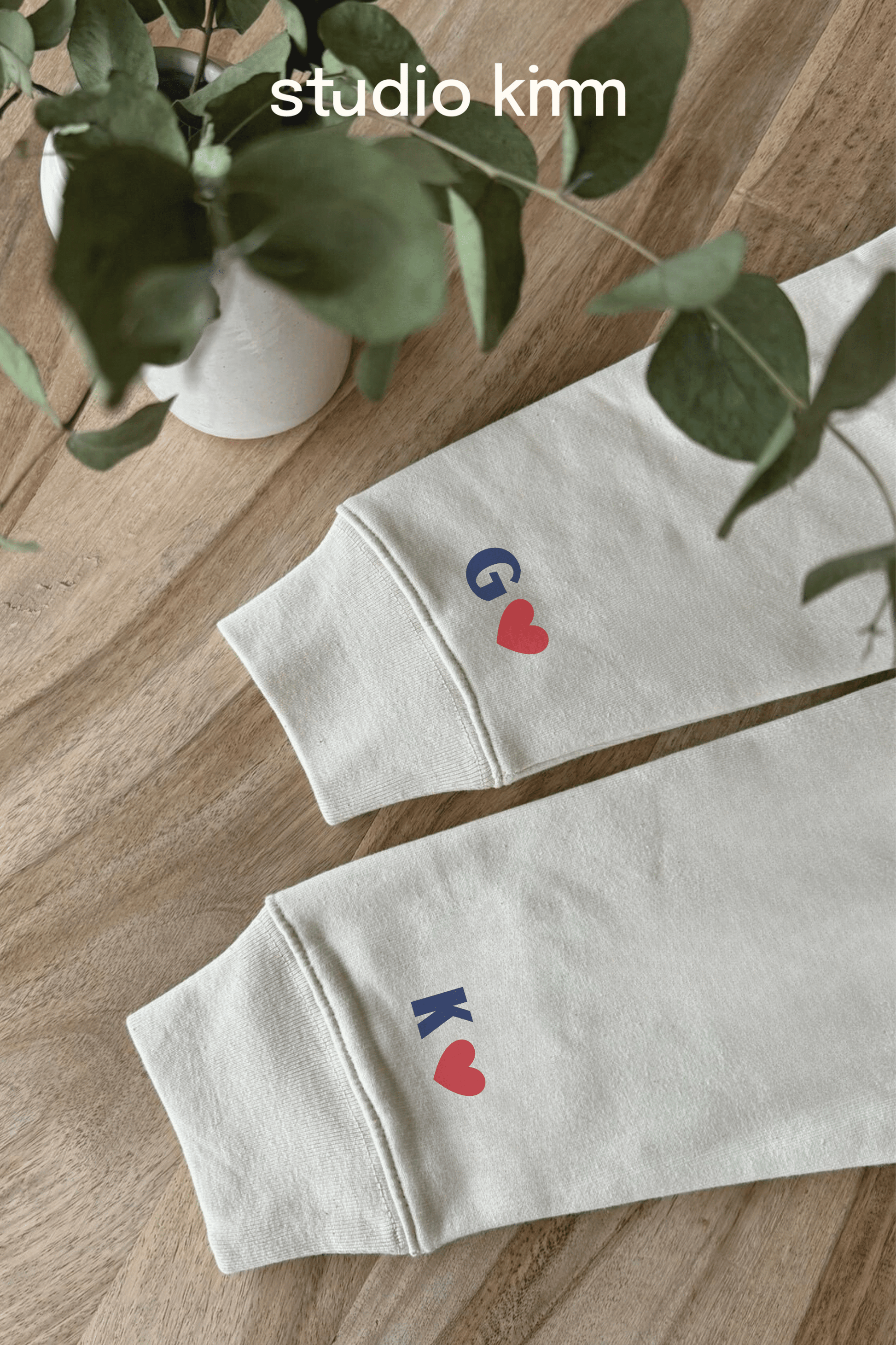 mouw hoodie met initialen en hartje gepersonaliseerd